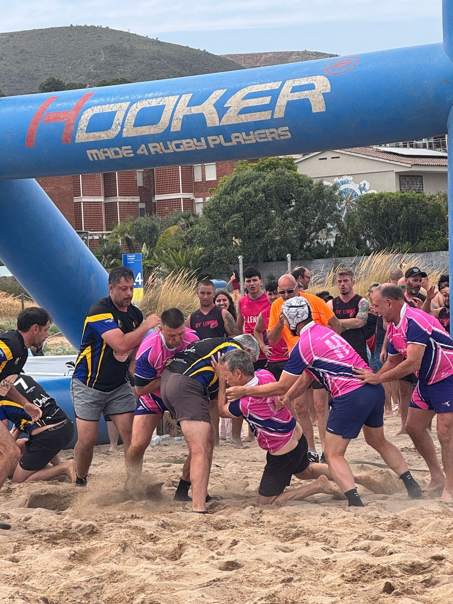 Melé oberta sota els pals inflables a la platja del Salvador de Castelldefels