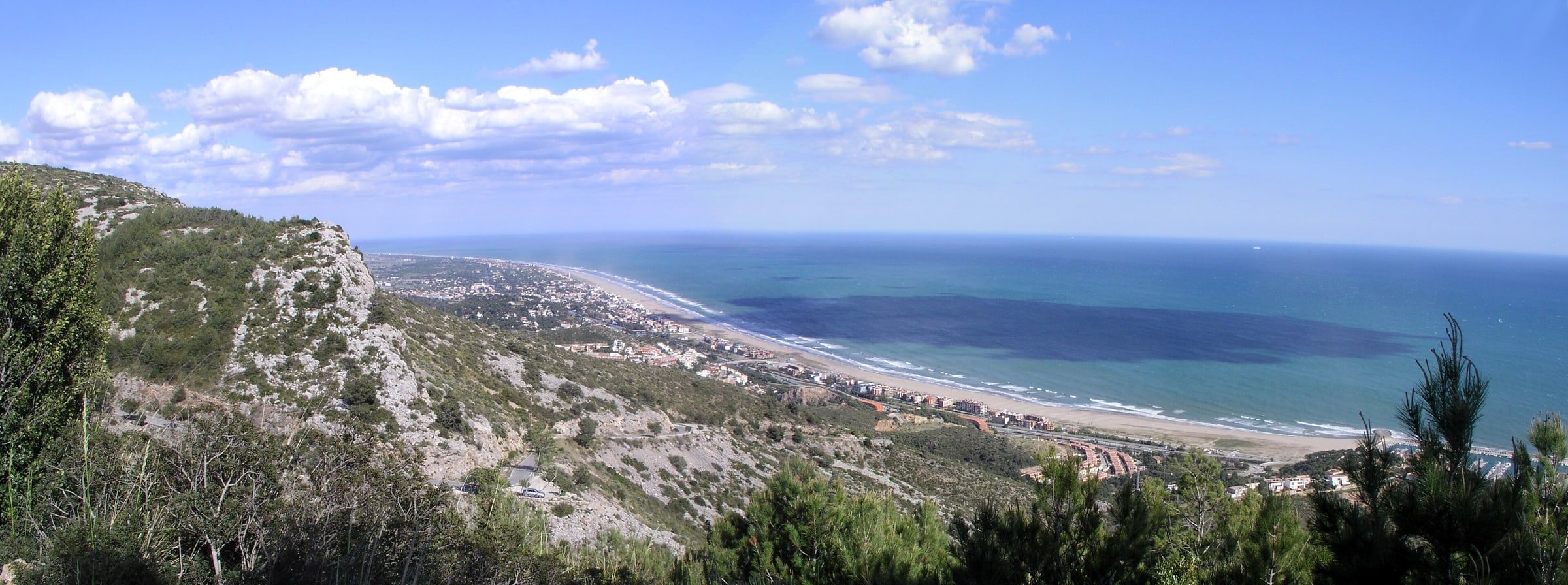 Vista aèria de la platja de Castelldefels i el massís del Garraf
