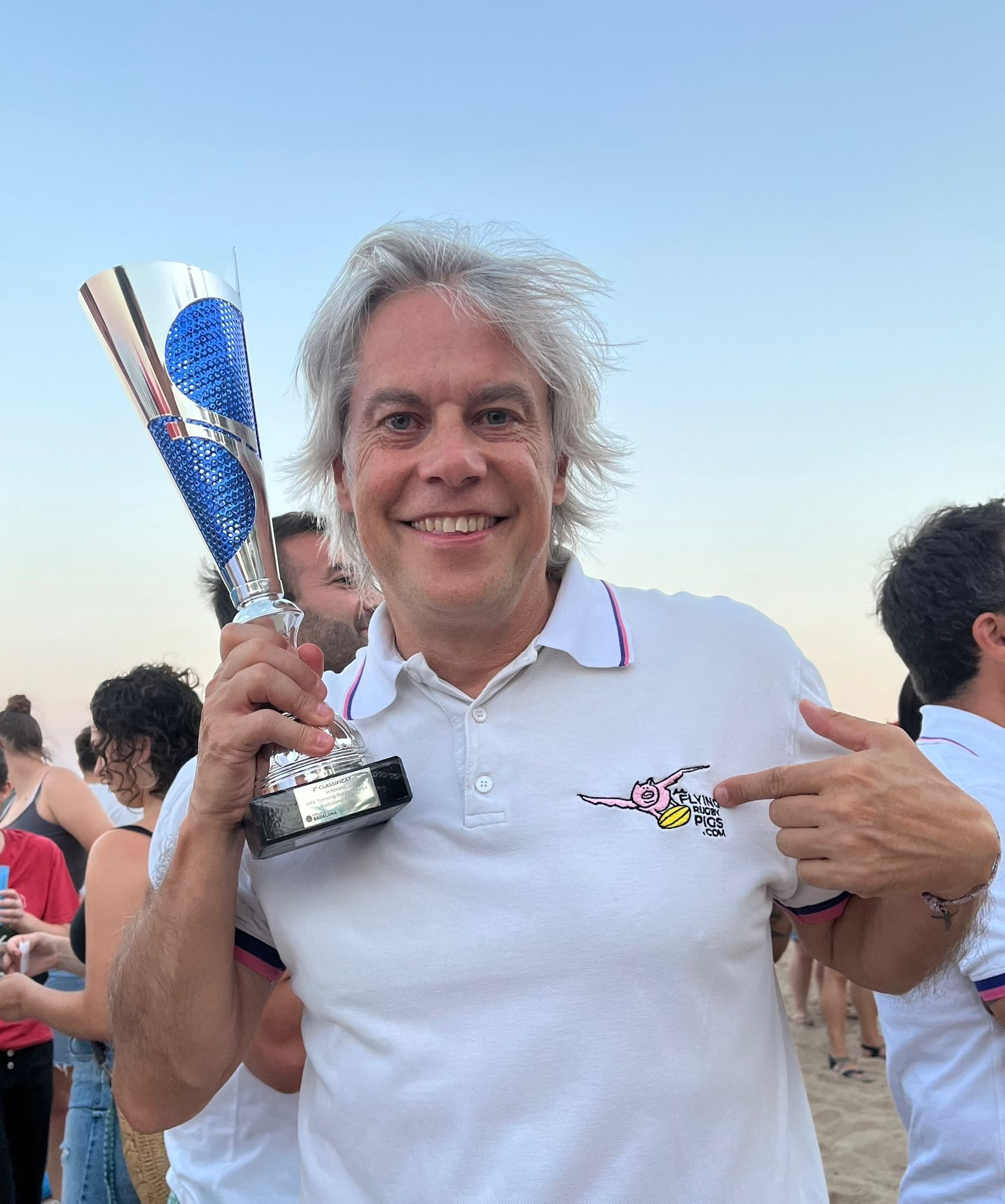 Un jugador amb el polo brodat dels Flying Rugby Pigs al capvespre